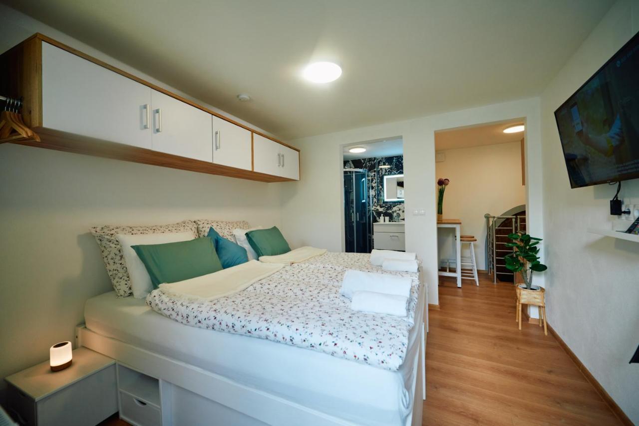 Apartment Fuer 2 Erwachsene Und 2 Kinder, Ausgestattet Mit Einem Weinkeller Und Einem Kleinen Hof - Self-Made Fruehstueck Inbegriffen Рец Екстер'єр фото