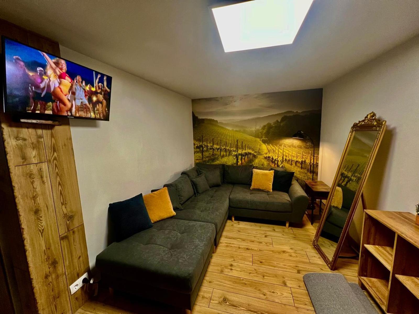 Apartment Fuer 2 Erwachsene Und 2 Kinder, Ausgestattet Mit Einem Weinkeller Und Einem Kleinen Hof - Self-Made Fruehstueck Inbegriffen Рец Екстер'єр фото